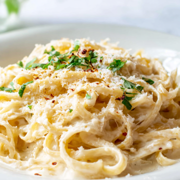Easy Creamy Garlic Pasta